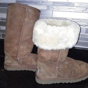 Ugh boots with one light stain on toe